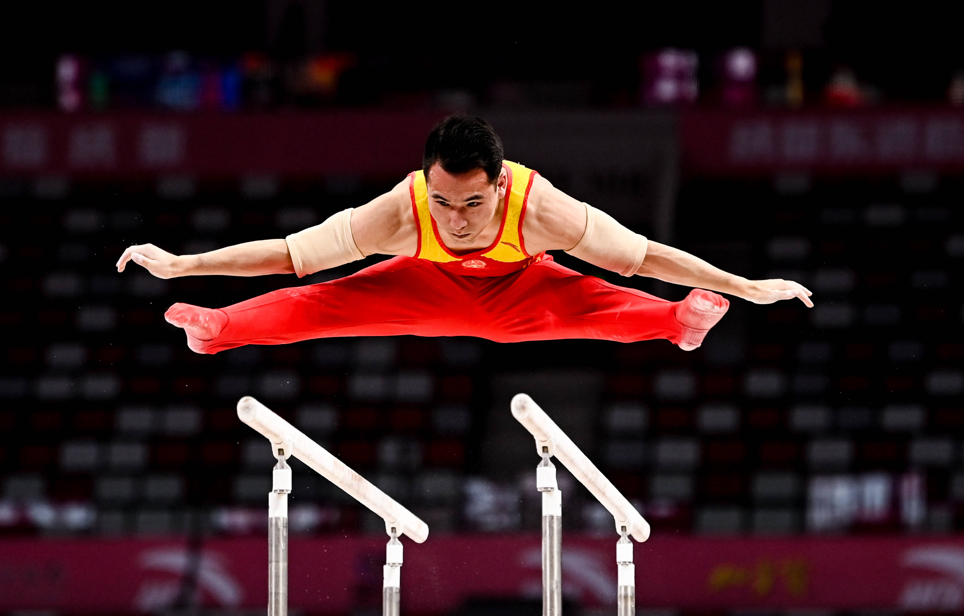 5月4日,贵州队选手邓书弟在双杠比赛中.最终他以84.