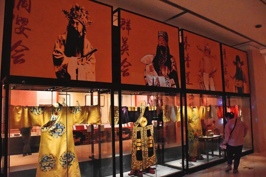 p29 首都博物馆"马连良先生诞辰120周年纪念展"上展示各种京剧服装p37