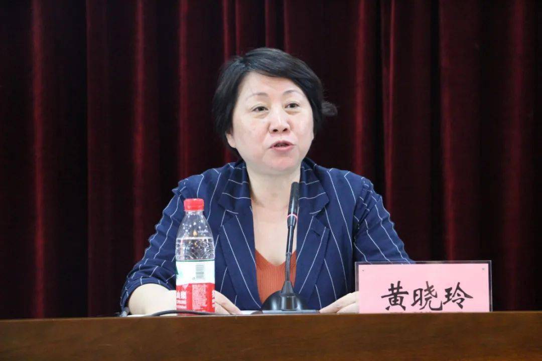 区人大原副主任,区关工委常务副主任吴吉春围绕"忆往昔,看今朝,展未来