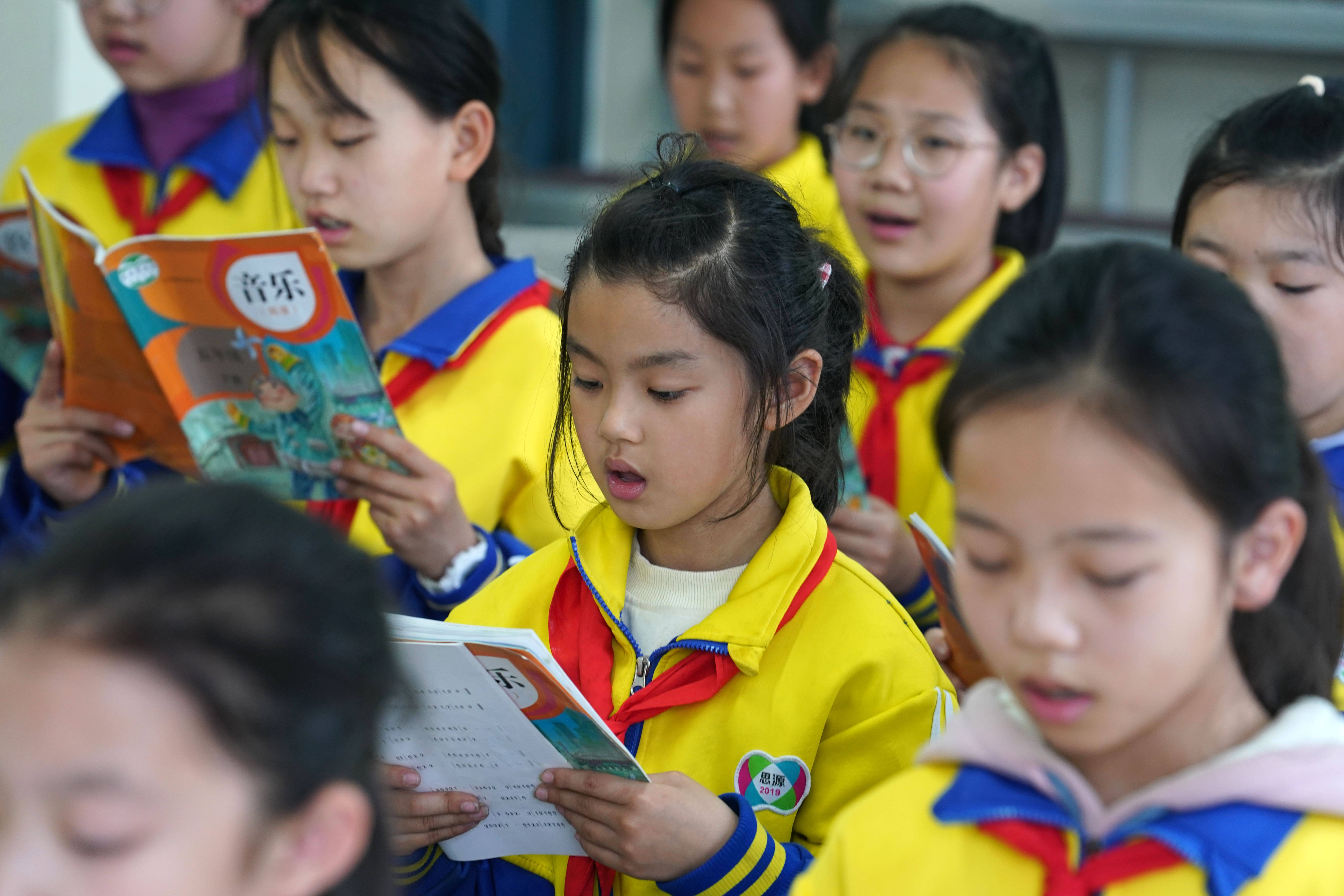 5月6日,河北邢台经济开发区思源实验学校学生下午放学后在学校里练习