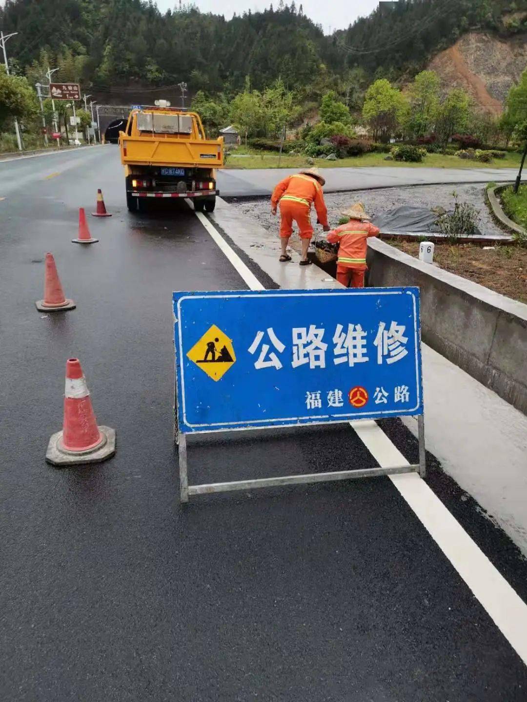 涵洞等处的垃圾杂物,积土,落叶,杂草,清洗擦拭蒙尘的标志标牌等公路