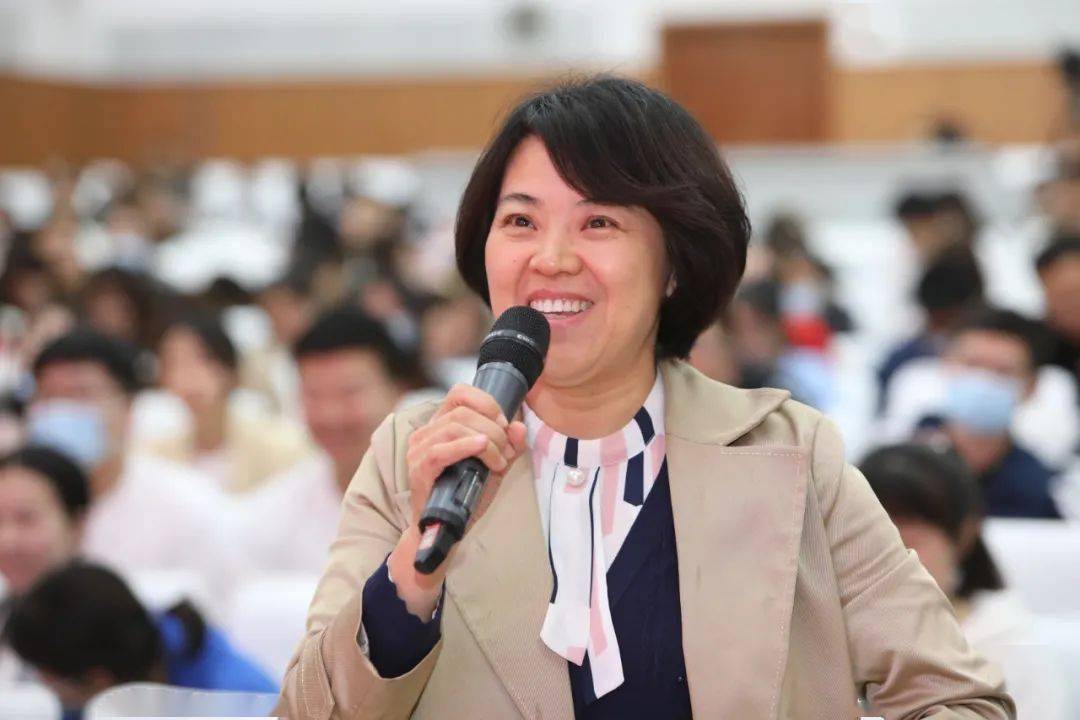 张春晓,高一年级5部主任刘博文以及刘昱,田莹汝五位老师分别就"青年