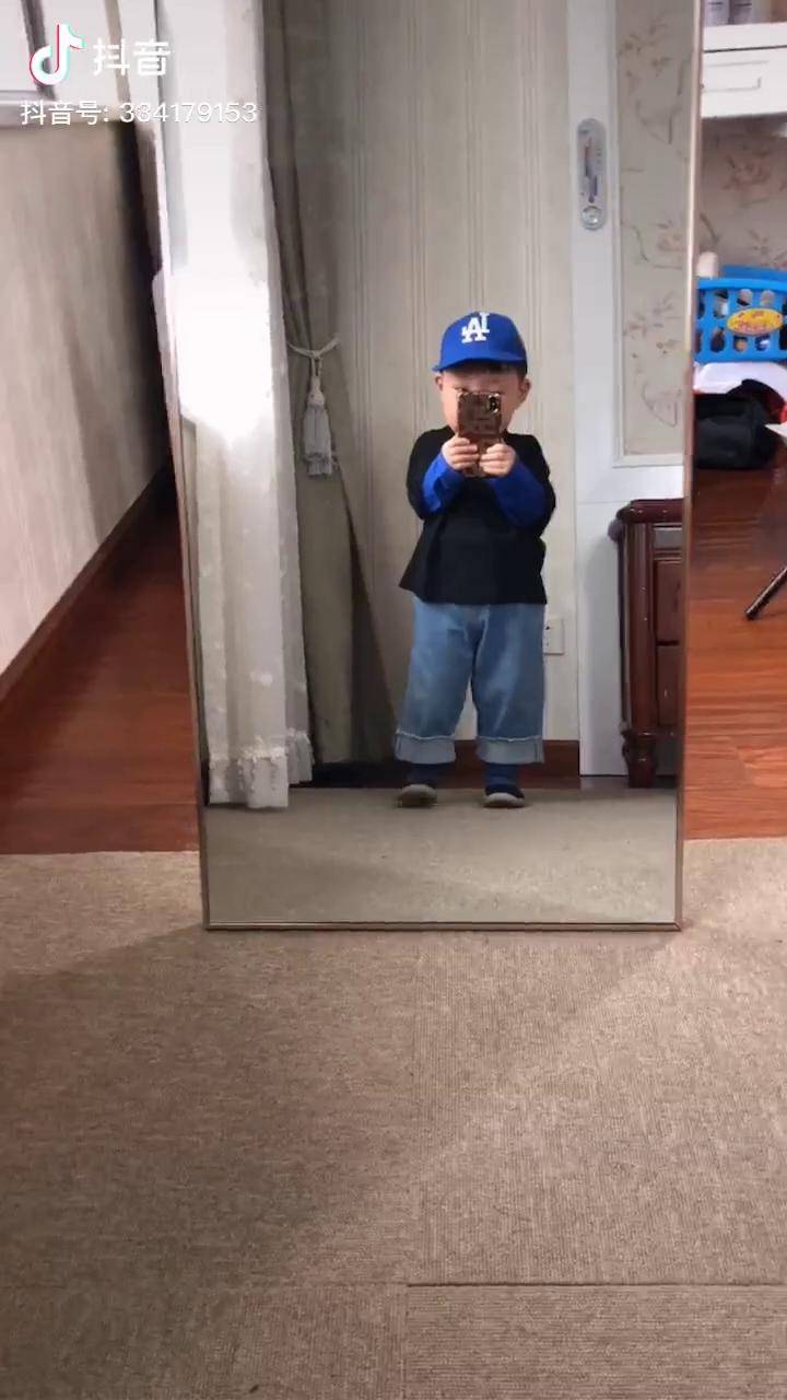 小问号你是不是有很多朋友小朋友自拍有多可爱