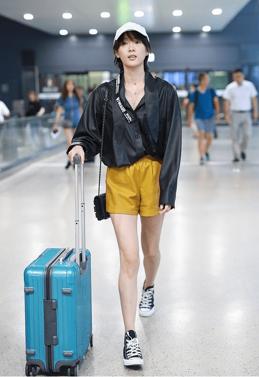 童瑶的腿细得过分了穿高腰短裤秀二八比例大长腿太抢镜