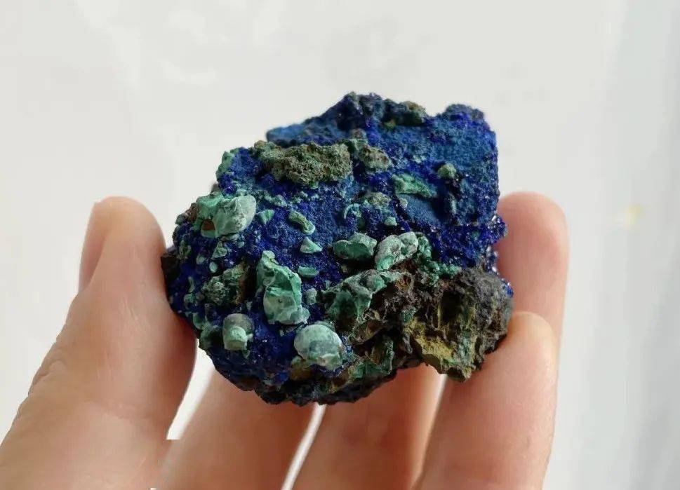 然而因为地质史的差异,不产青金石的东亚板块上,同一个颜色有着截然不