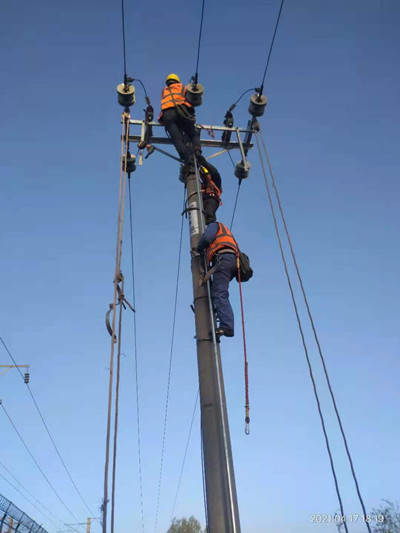 10千伏架空线路大跨域导线更换到达施工地点,作业人员一边紧张有序地