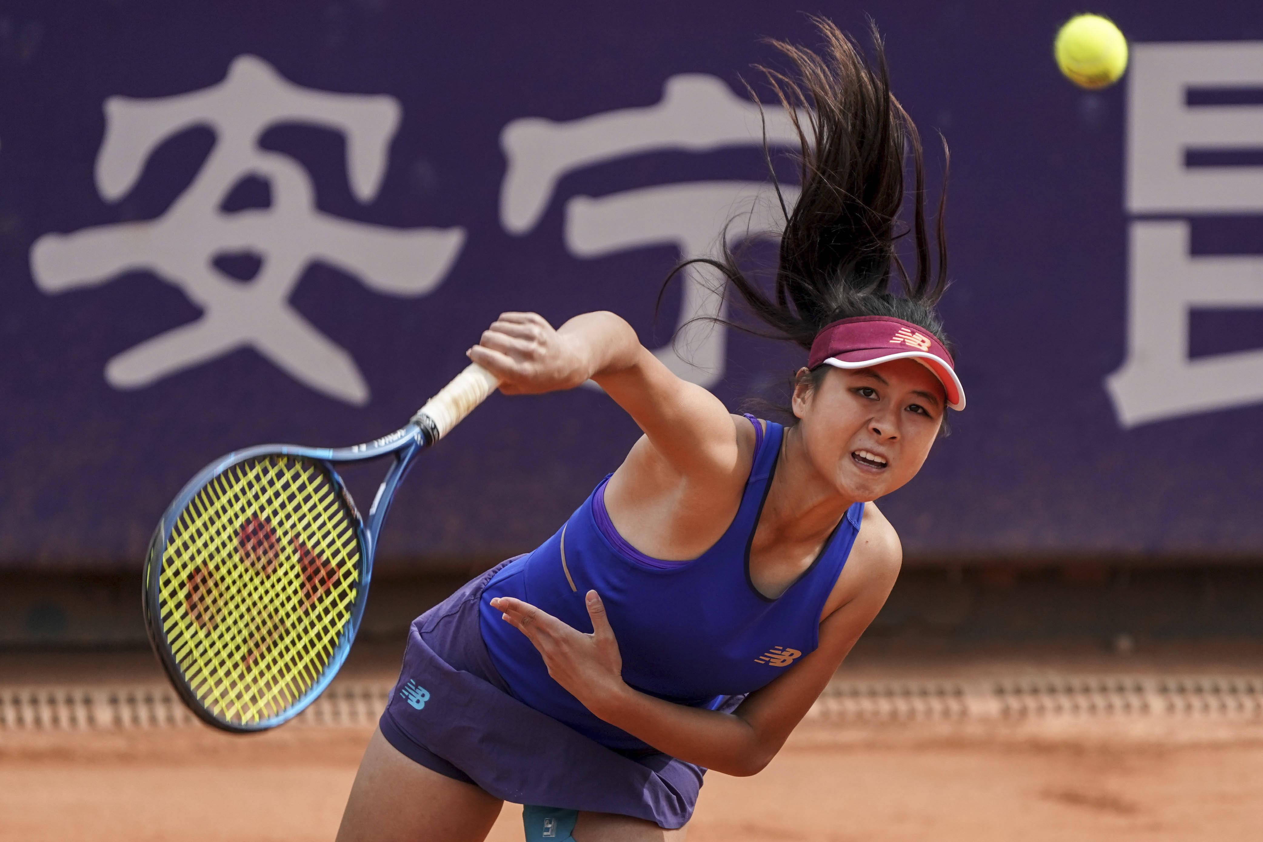 5月7日,刘钰涵在比赛中发球.5月7日,刘钰涵在比赛中回球.