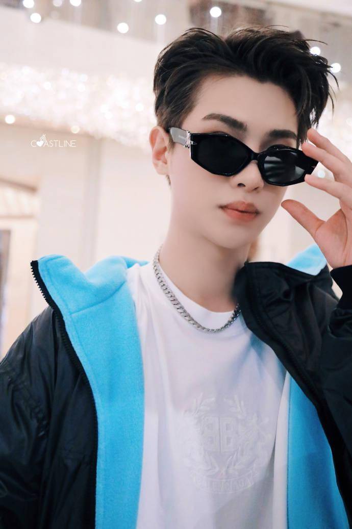 黄明昊《这!就是潮流》录制上班 今天是戴墨镜的豪哥出来炸街!