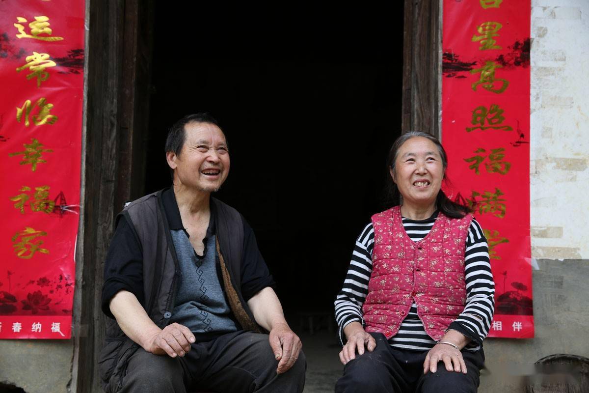 老两口家住河边密林里,种17亩地,过着宁静的田园生活