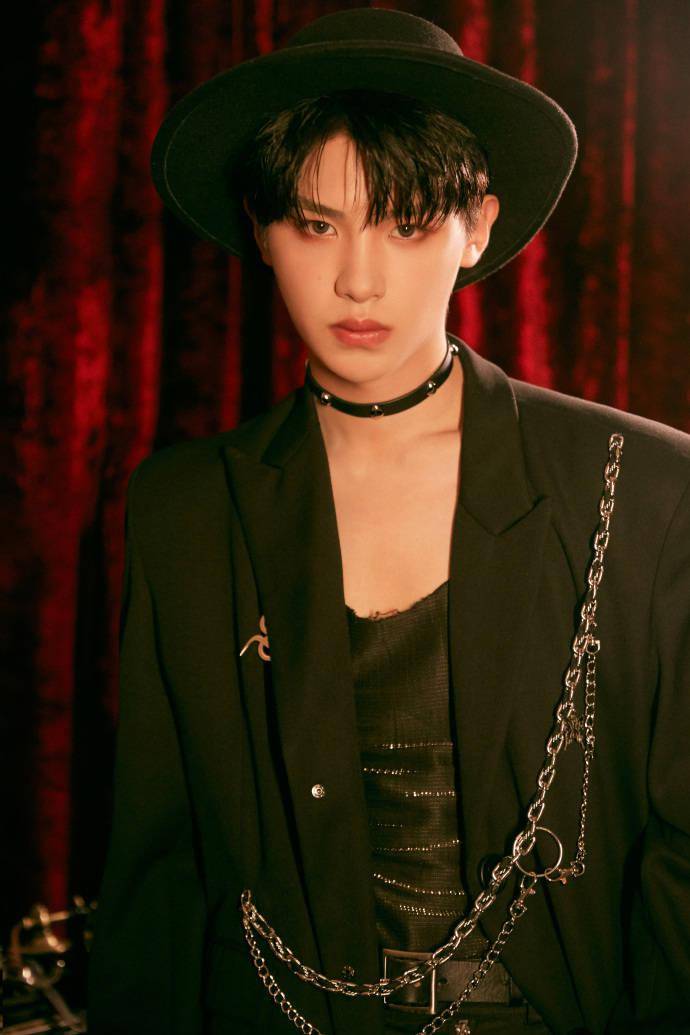 消息黄明昊金曲青春九宫格剧照释出解锁复古look演绎经典之音