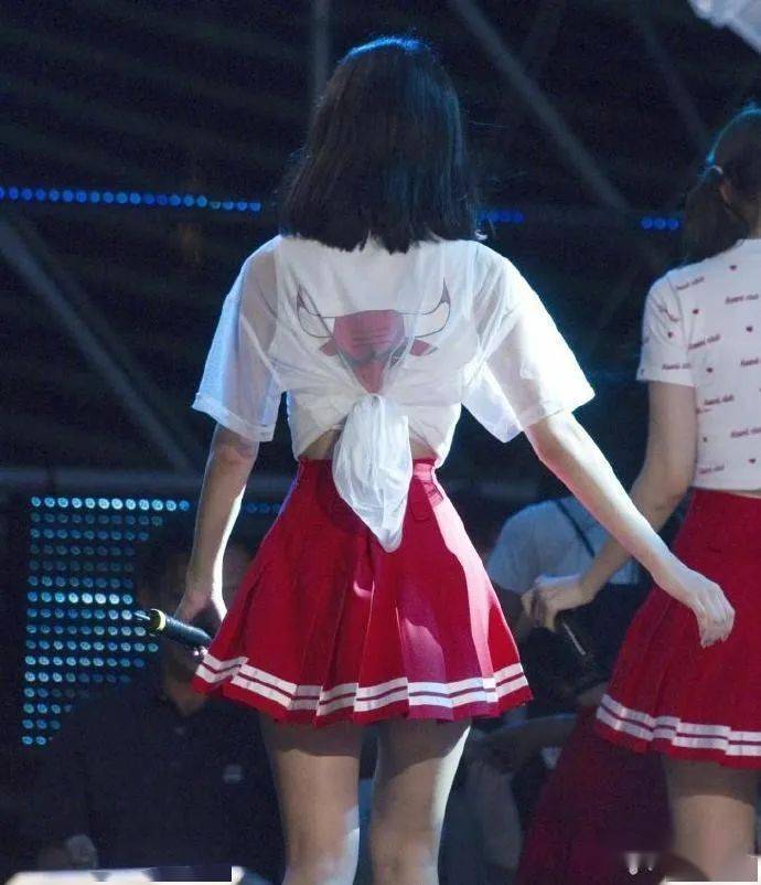 因为腰太细大部分衣服都要夹起来穿的这位女团爱豆