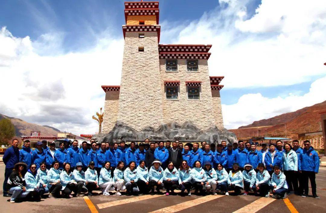 贡觉县委书记扎西(副地级),县委副书记,县长杨玉斌陪同.