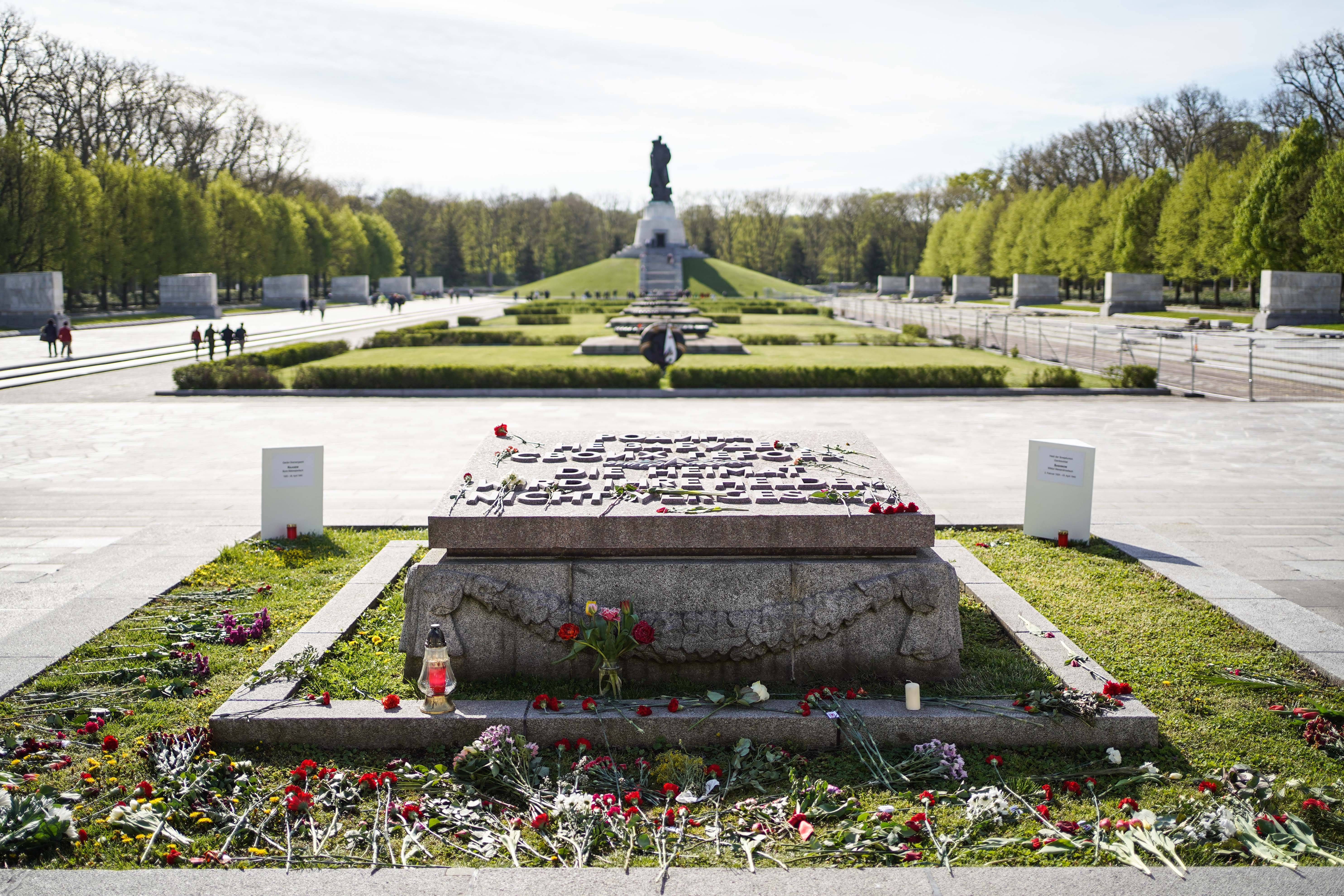 这是5月9日在德国首都柏林拍摄的特雷普托苏军烈士陵园一角