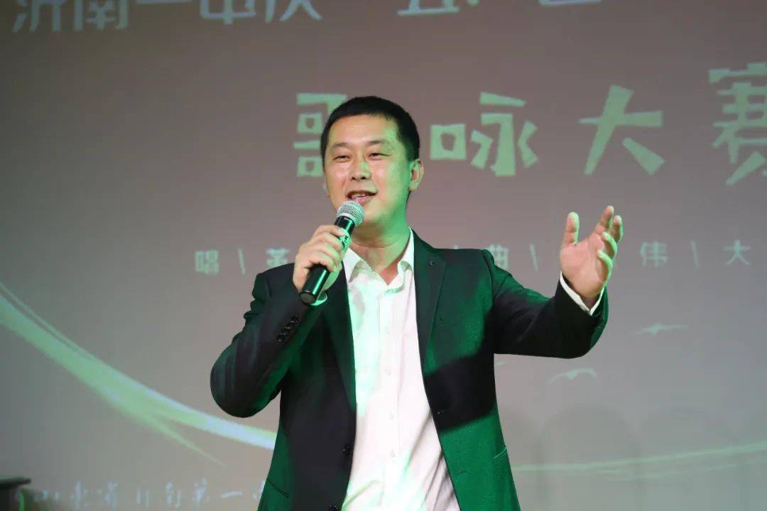 李娜,沂南一小少先隊大隊輔導員,音樂教師牛存才等特邀擔任大賽評委