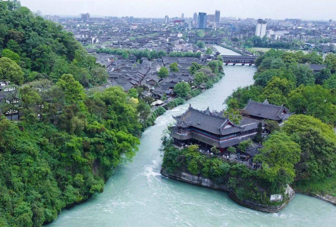 宝瓶口滔滔岷江水如绿玉一般浪花卷起一片片▲宝瓶口安澜索桥又貌安