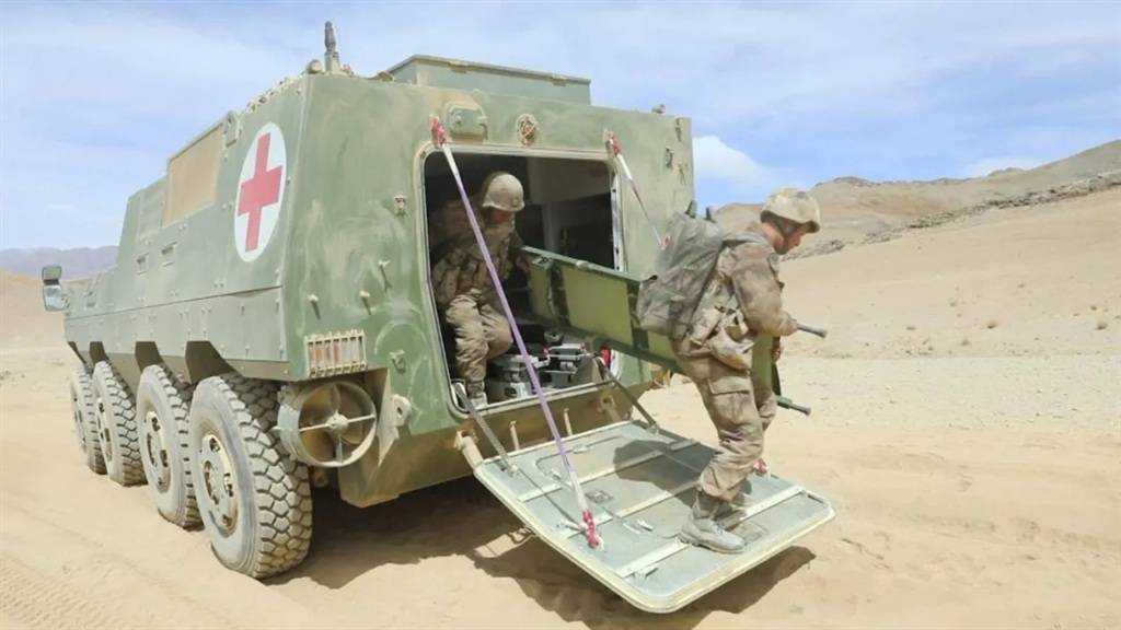 解放军新型高原两栖装甲救护车曝光时速100公里防弹还防核生化武器