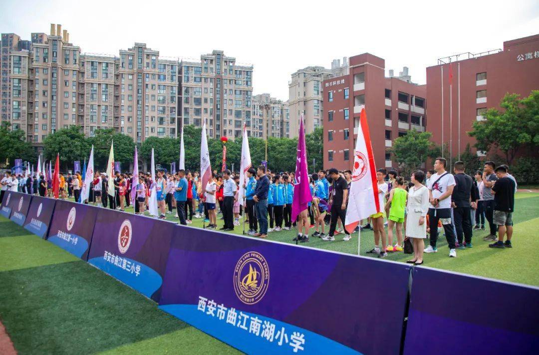 王凯玉是曲江三中初中部的体育教师,也是曲江三中参加此次运动会的