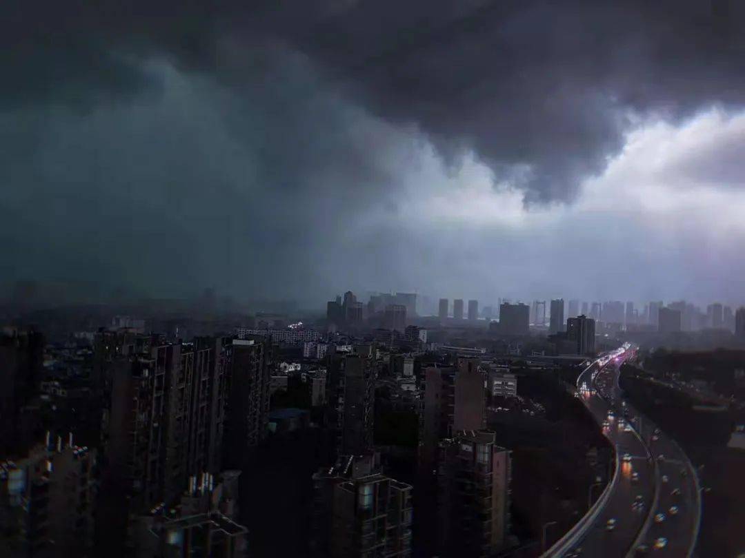 武漢電閃雷鳴,暴雨傾城,路燈全開!接下來的天氣