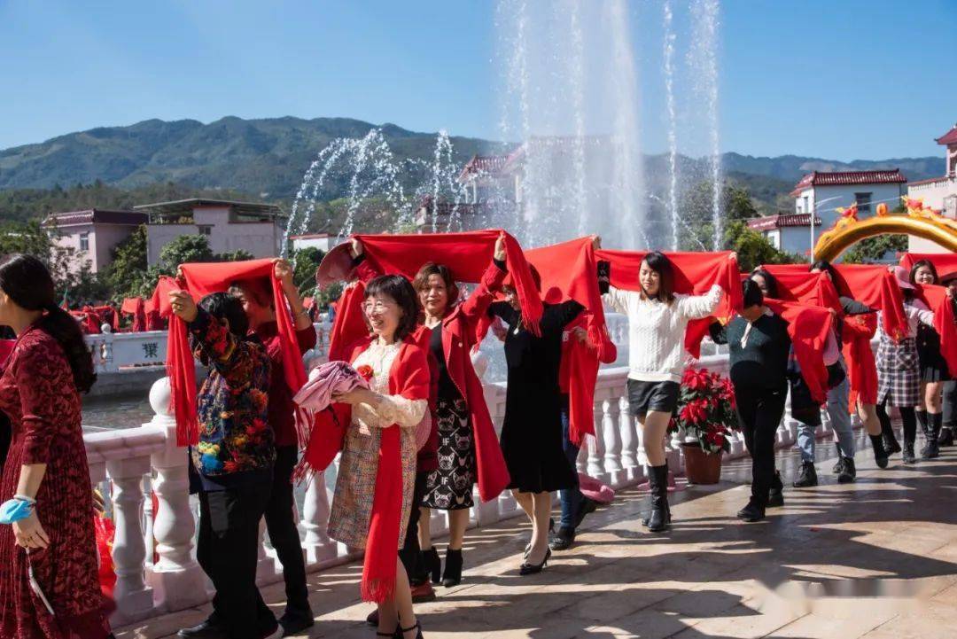 霸气航拍陆河县螺溪镇叶氏经兴祠重光庆典现场锣鼓喧天热闹非凡