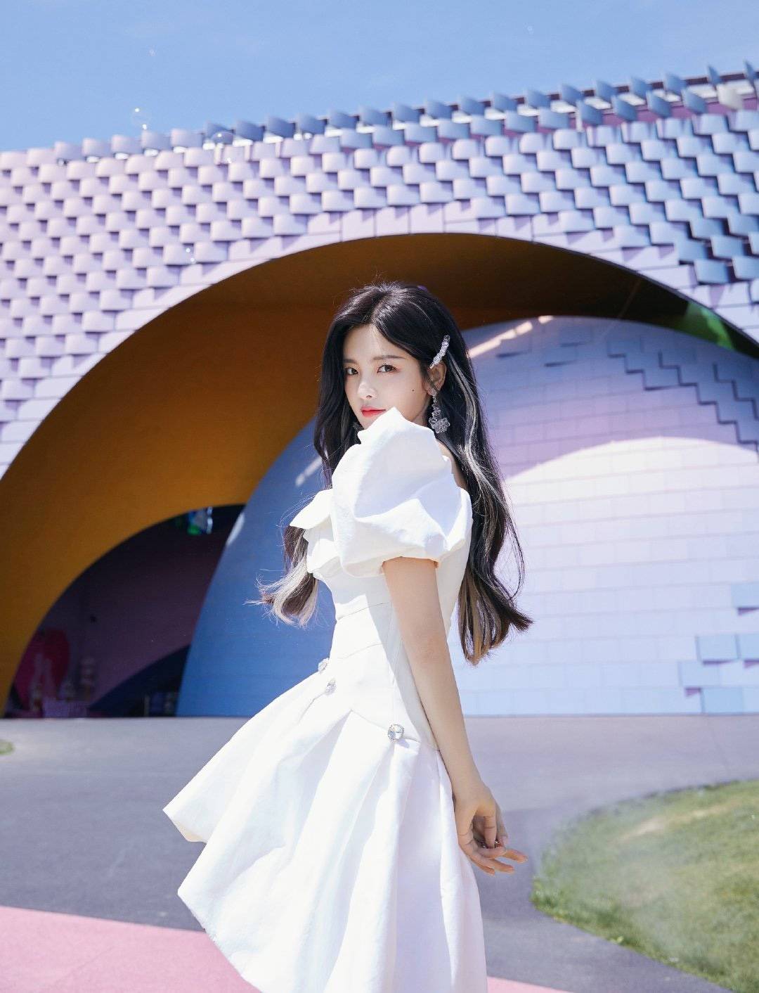 杨超越花海大片出炉穿白色公主裙浪漫俏皮尝试挑染发色真个性