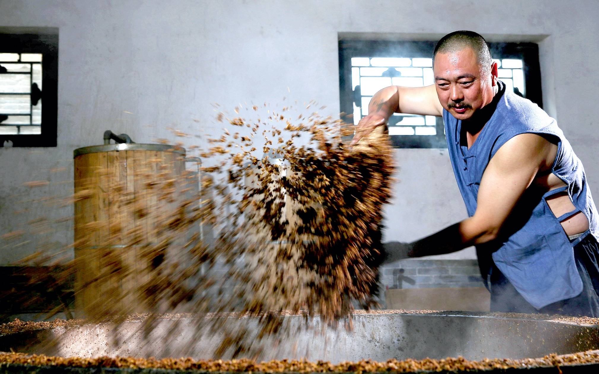 汾酒集团酿酒工人在装甑.守护"品质汾酒"封坛15老白汾酒成装线.