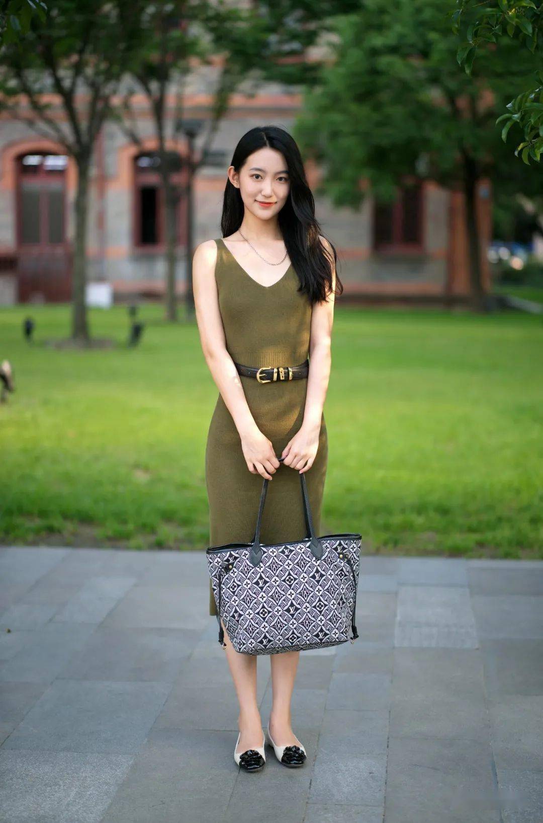 军绿色大v领无袖针织连衣裙,轻薄的针织材质,很能体现柔美的一面,同时