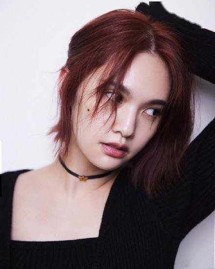 杨丞琳橘红短发洒脱随性 怼脸拍五官精致颜值抗打_橘红色