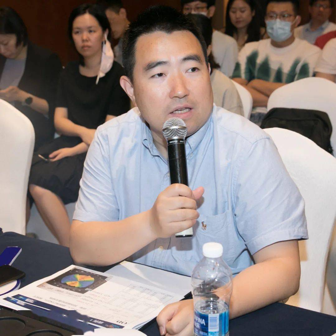 肖泽锋教授点评李杰医生的演讲另辟蹊径,新颖独特,让我们对与散光晶体