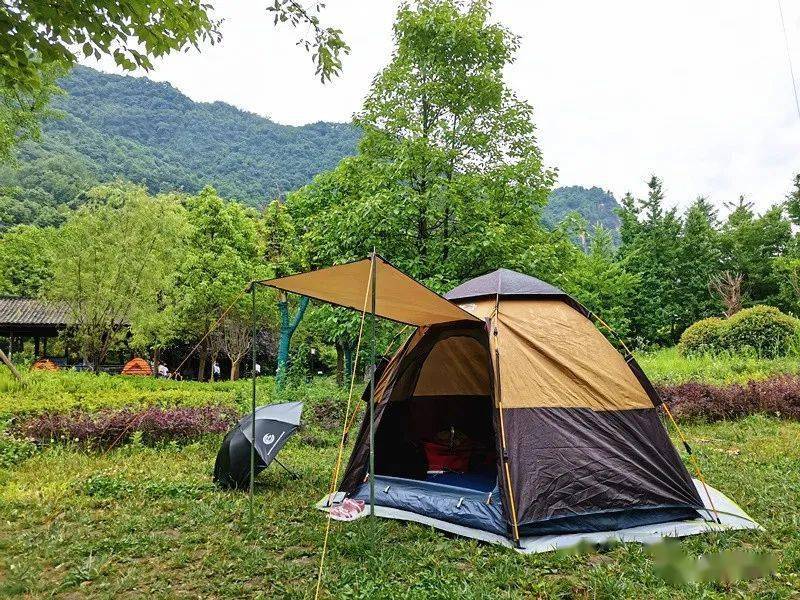 小魚洞斷橋遺址公園是彭州最具特色的露營基地之一,雙橋對峙,草木蔥鬱