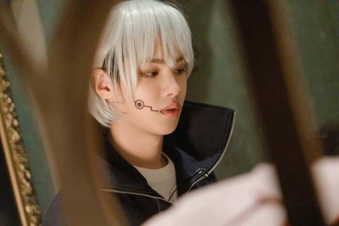 黄明昊cos狗卷棘高清剧照来袭白发造型突破次元壁变身撕漫男