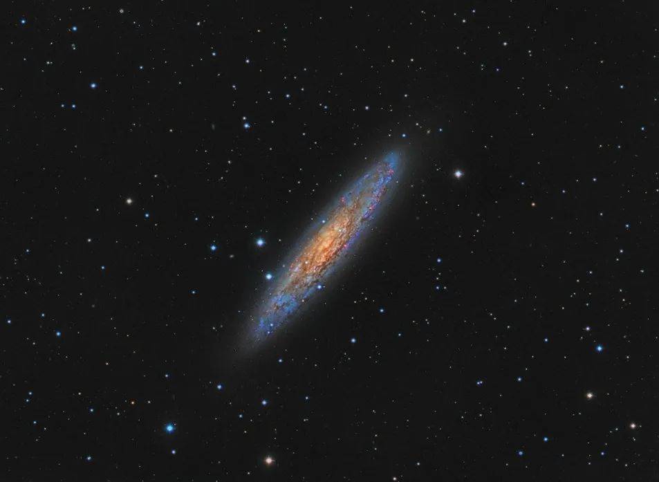 远程拍摄的圣诞树星团与圆锥星云的合体,俗称圣诞树星云,编号:ngc2264