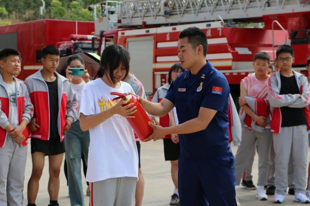 泸源中学师生代表走进红门"零距离"体验消防