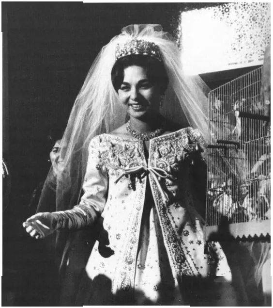 戴着60克拉彩钻结婚的伊朗末代王后终也难逃流离半生