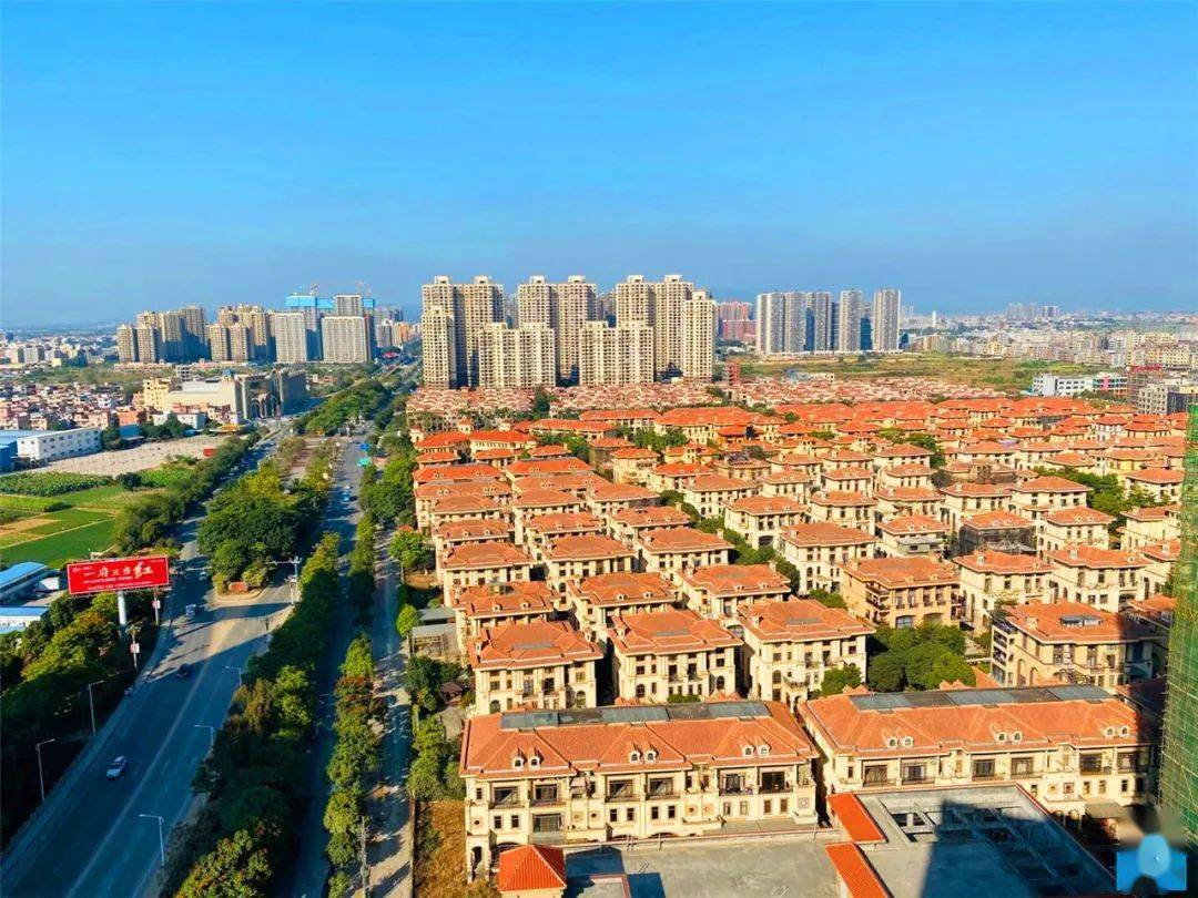 和皇庭壹号二期别墅和高层住宅之间,还隔着一条大马路附近还有蓝湾半