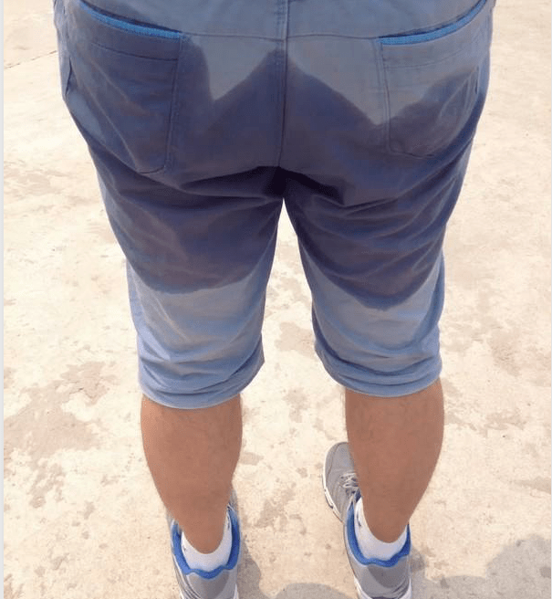 又紧又勒,不透气,一出汗裤裆就变得黏黏糊糊的,全都贴在屁股上,超级