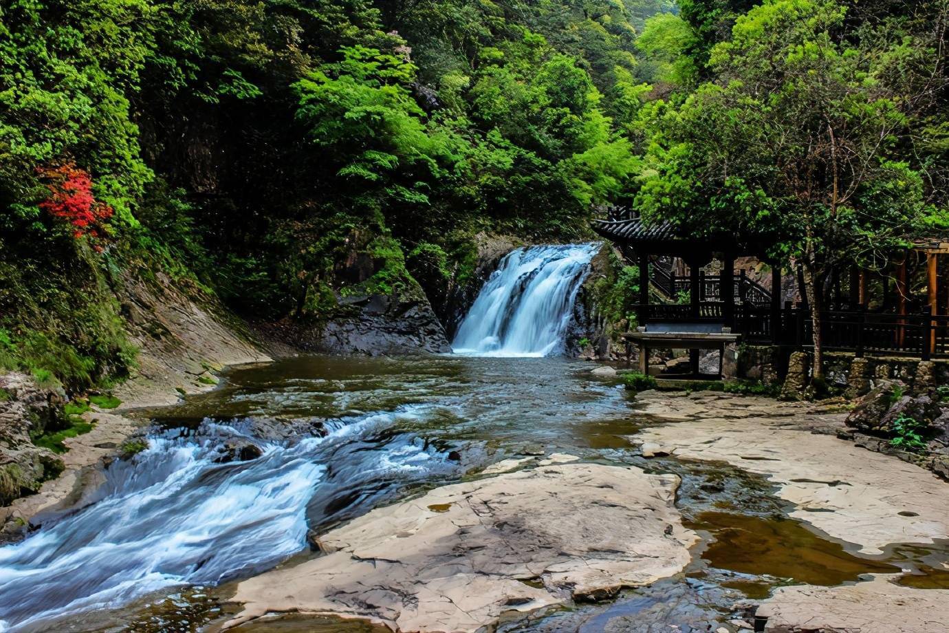 诸暨五泄神态奇特变幻莫测的飞瀑你可曾到此一游