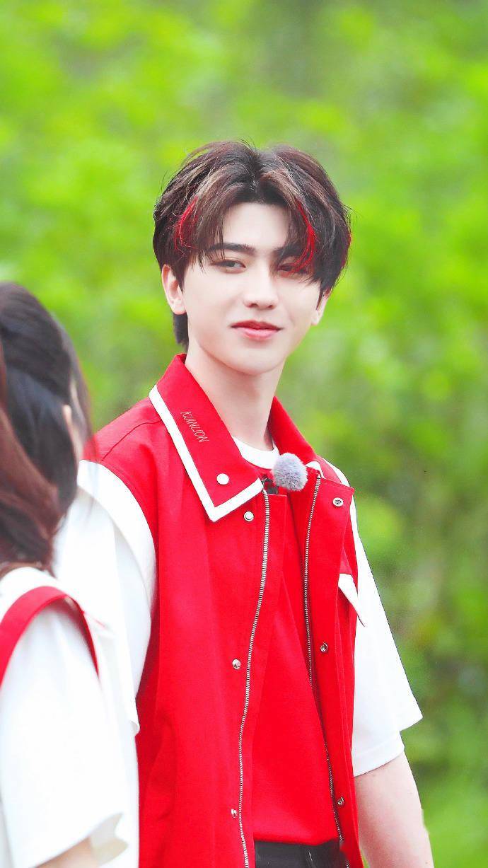 蔡徐坤挑染红发录制湖州奔跑吧粉丝大喊西红柿都把小葵给逗笑了