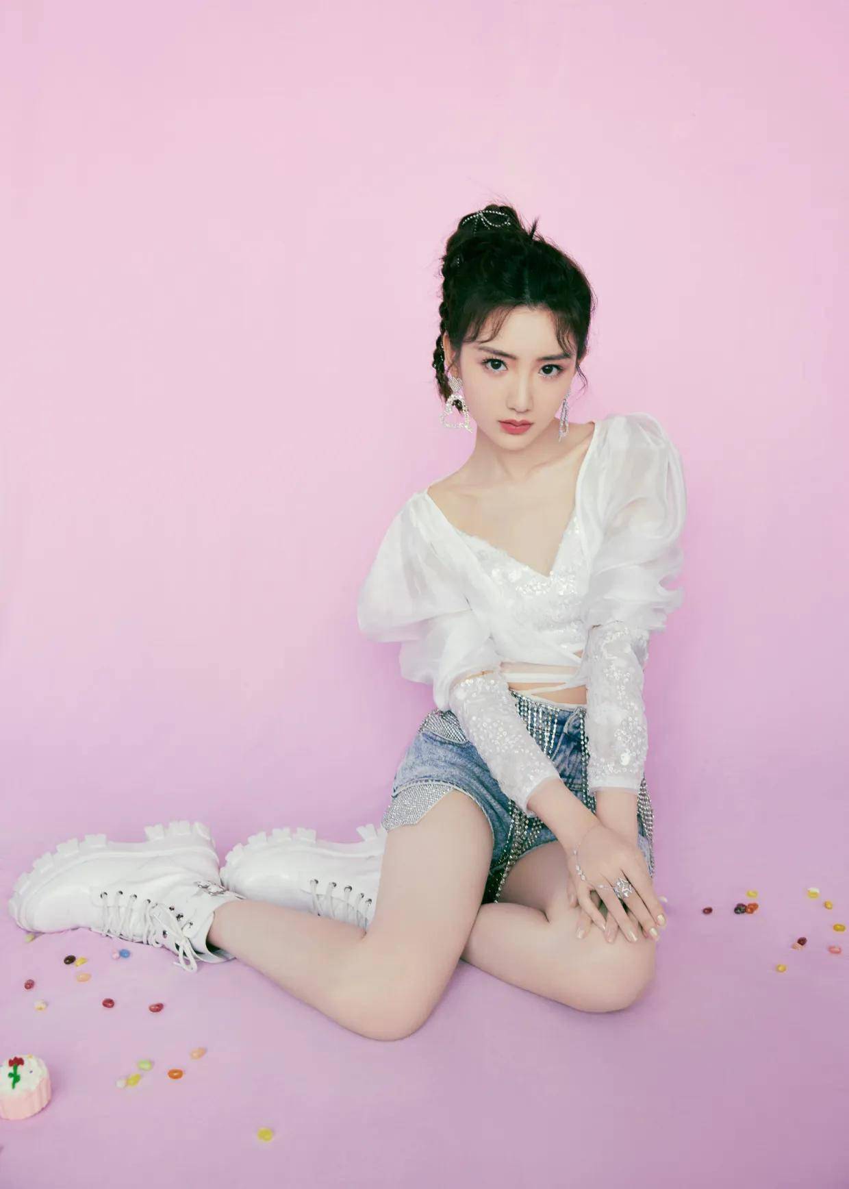 白色衬衫配短裤,毛晓彤仿佛画中美人,令人羡慕