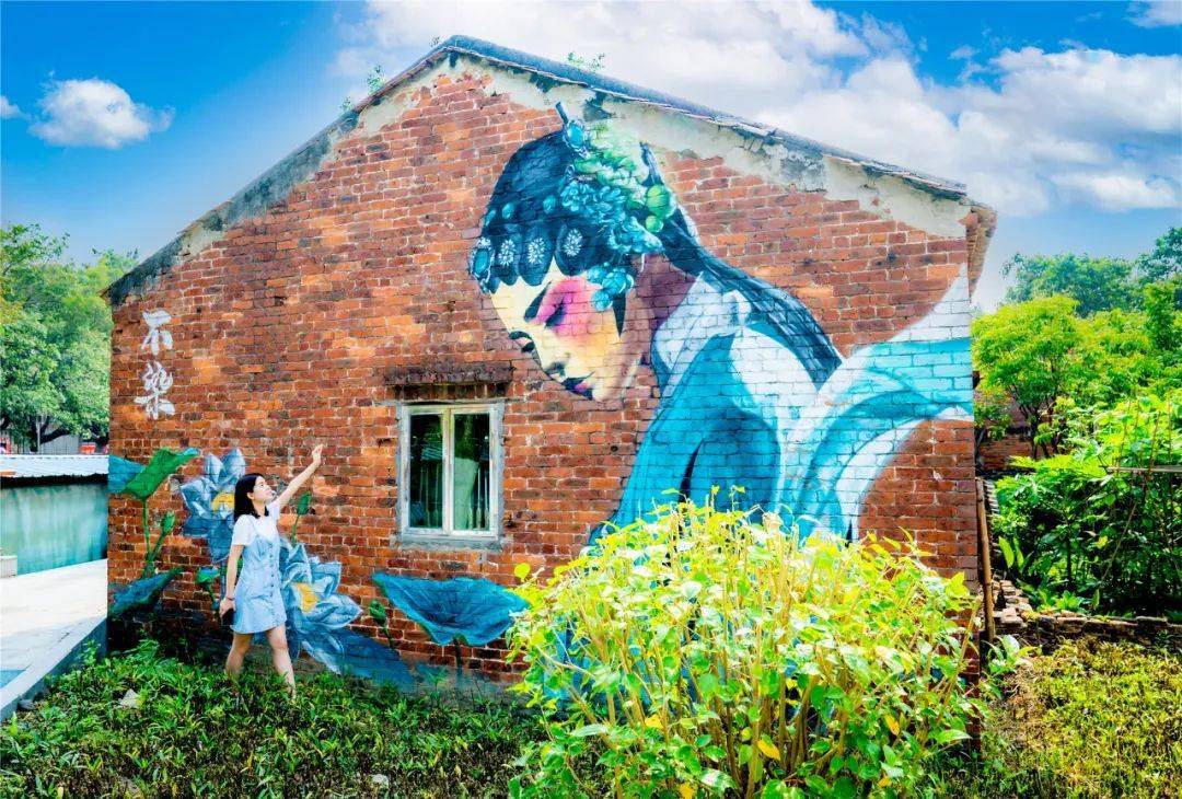 红砖墙上,粤剧花旦在低头吟唱,格外显眼.