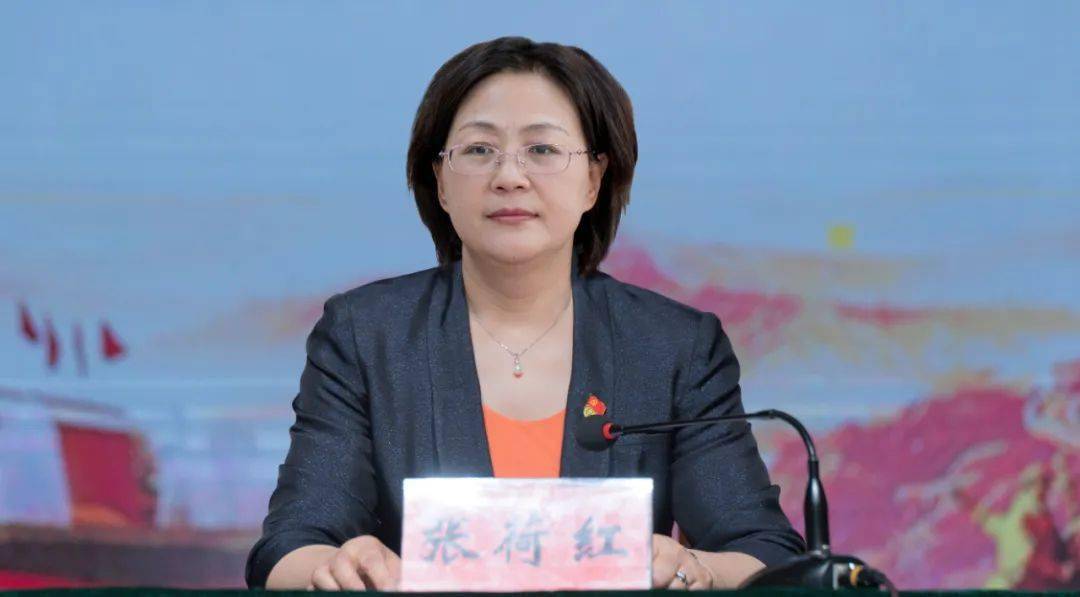 市委教育工委书记,市教育局党组书记,局长张荷红作专题报告.