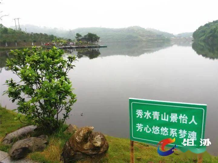 红路灯处往梯子村路口行驶3公里,也可直接导航"铜梁区黎家沟水库"直达