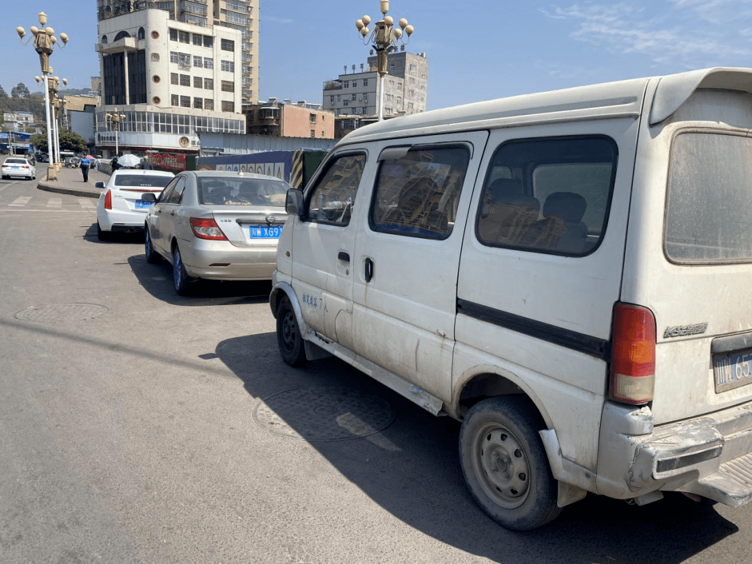 马水河街相交的十字路口,该条街道上人流车流较大,但两旁的停车位远远