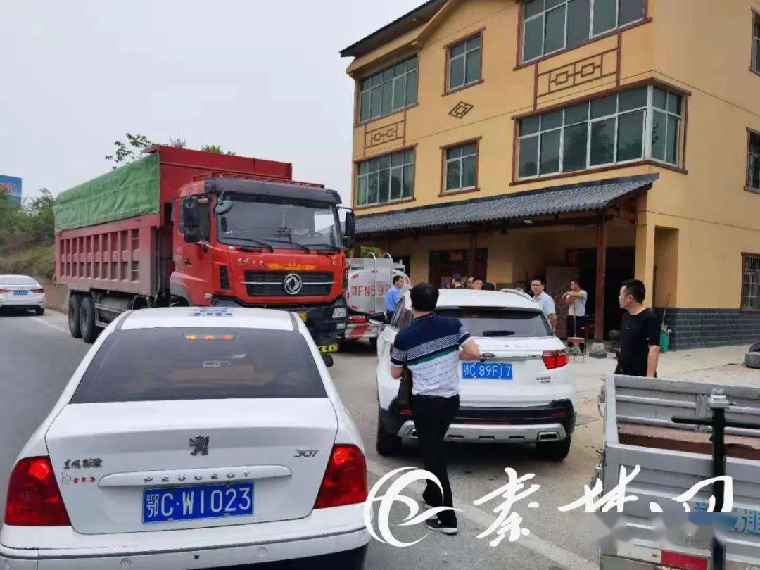 这么一辆"洒水车 昨天上午9点多 中国石化十堰郧阳区分公司 工作人员