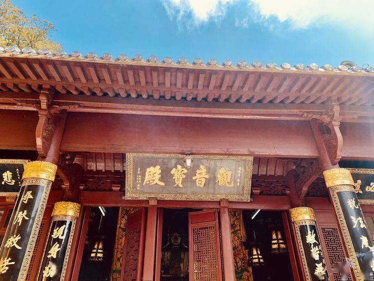 慧济寺位于普陀山最高处佛顶山上,又称佛顶山寺.