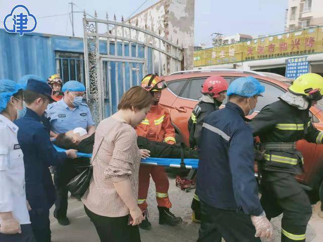 好险 私家车倒车失误将行人卷入车底 女子