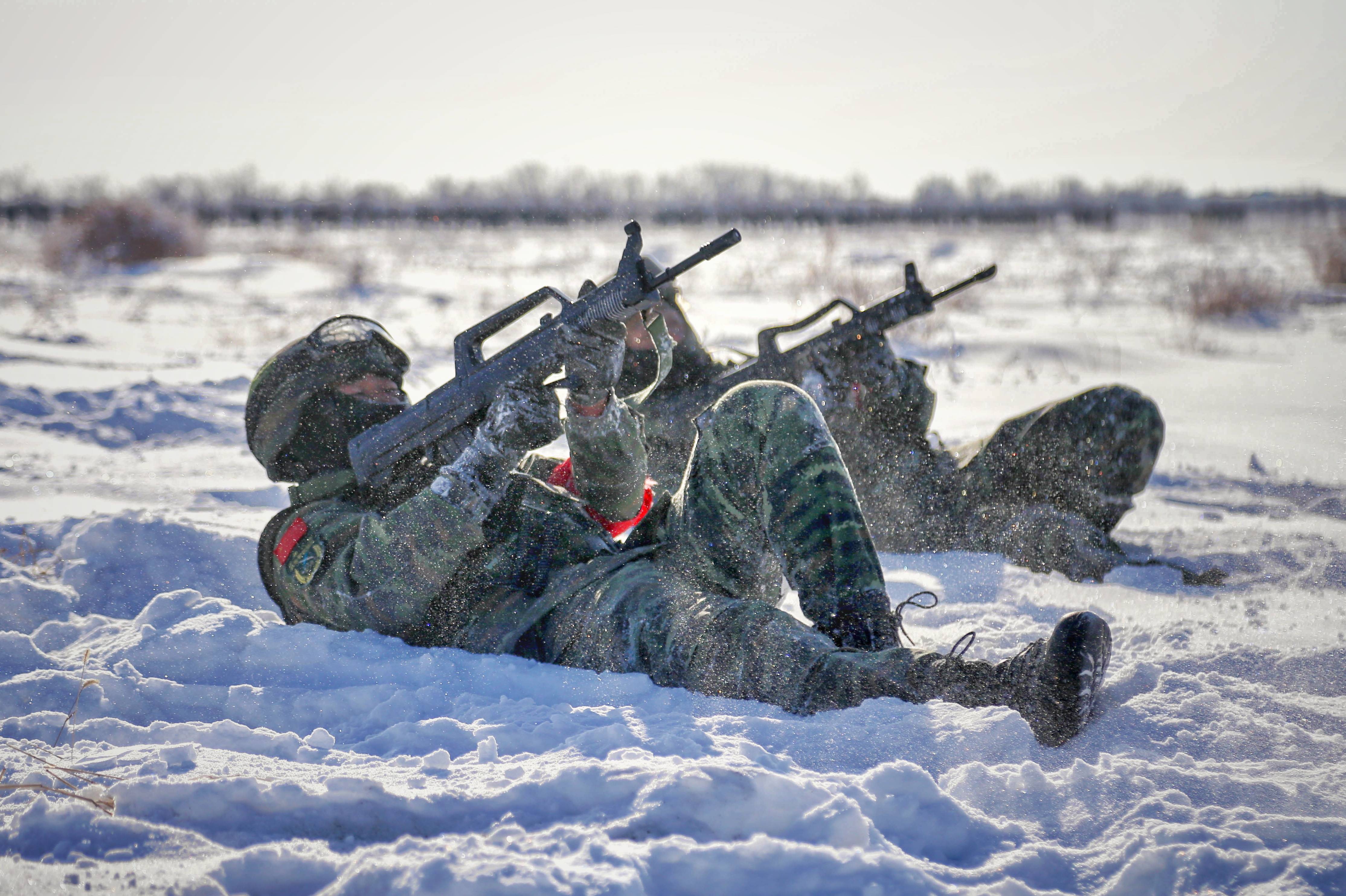 武警新疆总队某支队特战一中队官兵组织雪地战术训练(2018年1月4日摄)