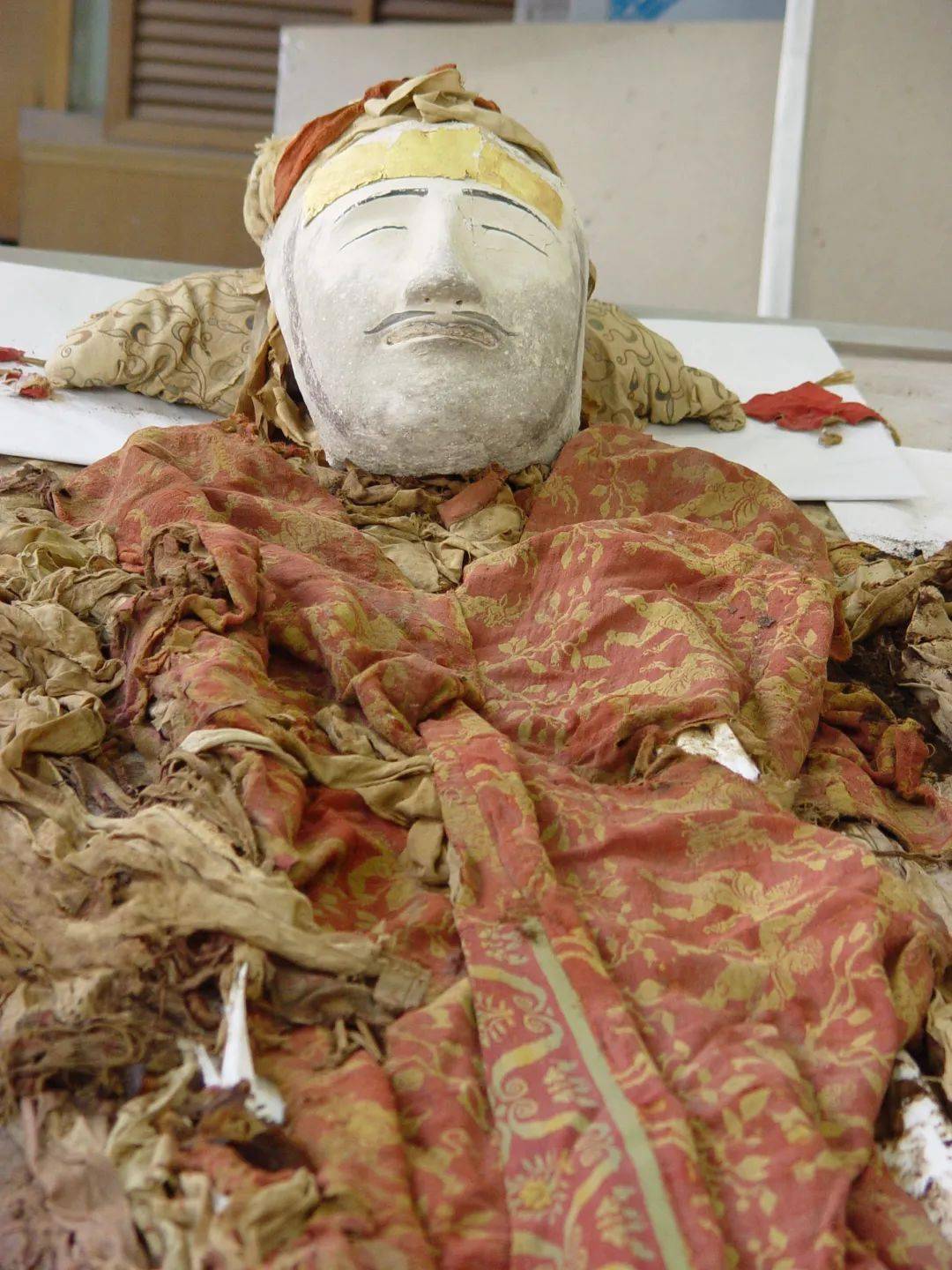 该墓葬男尸是在出土两年后即1997年方开棺面世的.