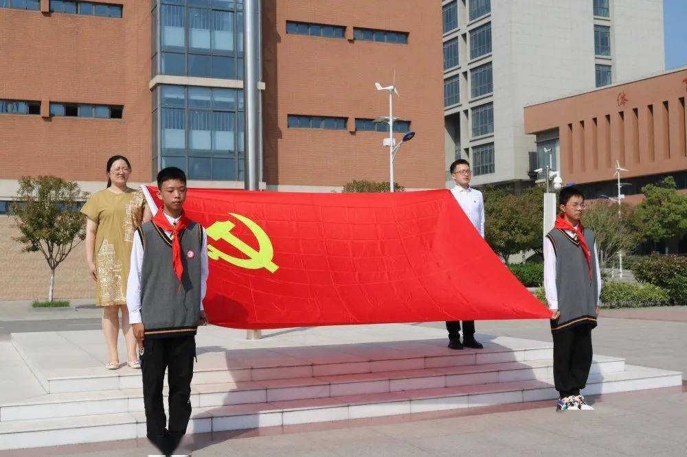 党旗飘,艳阳照,少先队员们就像一朵朵向阳花向着党开放.