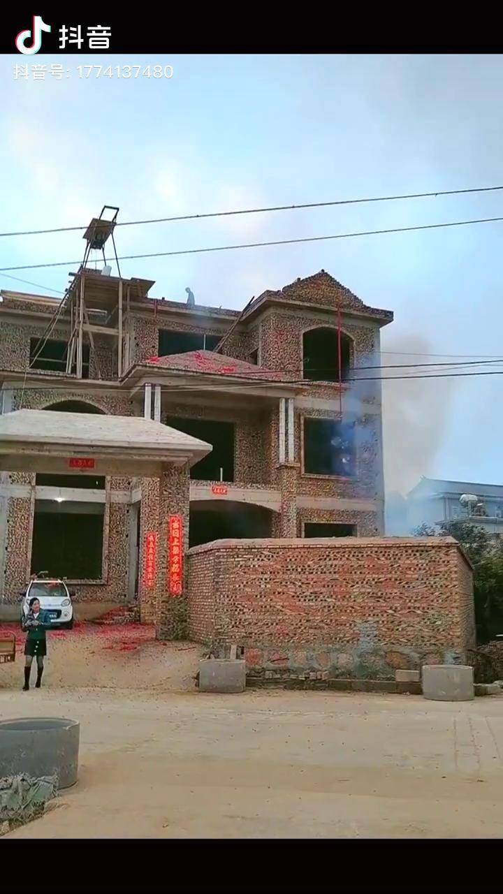 农村的小别墅封顶大吉祝刷到的朋友新的一年大吉大利红红火火稳住2021