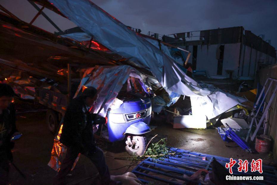 武汉蔡甸区突发龙卷风 已致6人死亡